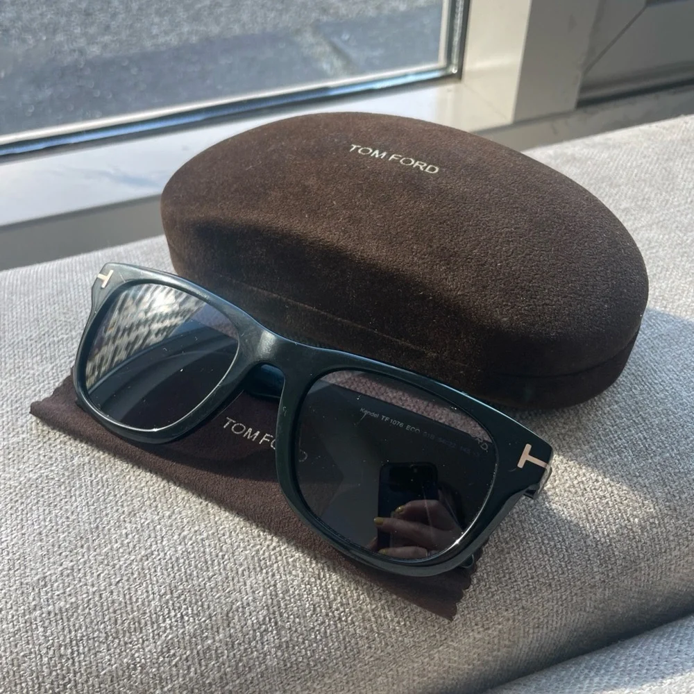 Tom Ford Kendal TF1076 Sunglasses in Black 52mm w/ Case - Picture 2 of 10